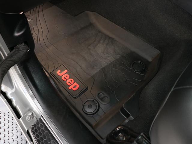 ジープ・ラングラーアンリミテッド サハラ スカイワンタッチパワートップ 特別仕様300台限定 特別仕様スティンググレーモデル 特別仕様スカイワンタッチパワートップ 新品YOKOHAMAジオランダーMTタイヤ KMC XDシリーズロックスター 17インチAW(71枚目)