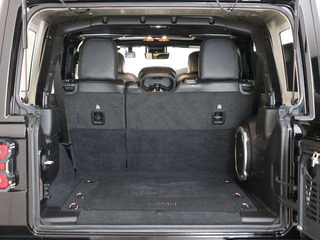 床下にも小物入れがあり、２列目まで倒すとかなりの容量に！