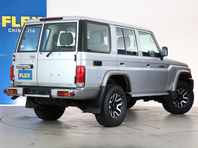 ランドクルーザー70 再販76 シルバーメタリックカラー 再再販70純正ホイール 新品ジオランダーX-ATタイヤ フロアマット 前後デフロック カロッツェリア製7インチナビ バックカメラ ETC フォグランプ 寒冷地仕様(10枚目)