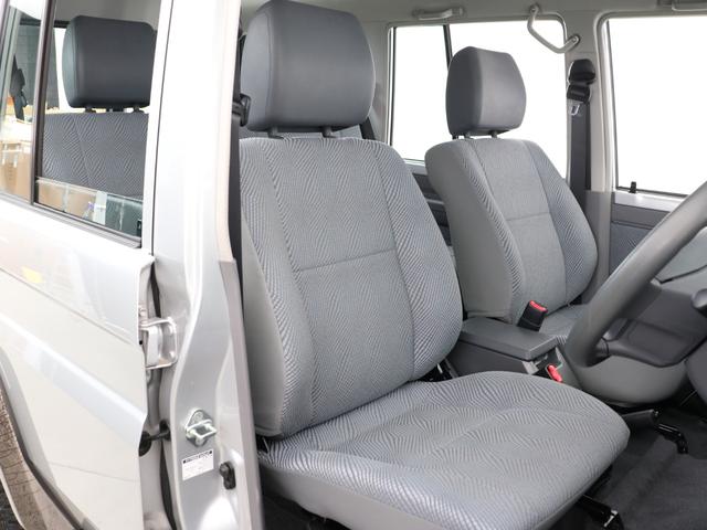 ランドクルーザー70 再販76 シルバーメタリックカラー 再再販70純正ホイール 新品ジオランダーX-ATタイヤ フロアマット 前後デフロック カロッツェリア製7インチナビ バックカメラ ETC フォグランプ 寒冷地仕様(12枚目)