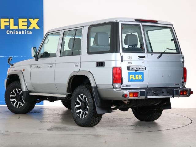 ランドクルーザー70 再販76 シルバーメタリックカラー 再再販70純正ホイール 新品ジオランダーX-ATタイヤ フロアマット 前後デフロック カロッツェリア製7インチナビ バックカメラ ETC フォグランプ 寒冷地仕様(21枚目)