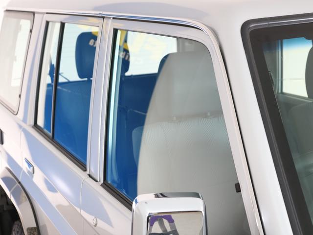 ランドクルーザー70 再販76 シルバーメタリックカラー 再再販70純正ホイール 新品ジオランダーX-ATタイヤ フロアマット 前後デフロック カロッツェリア製7インチナビ バックカメラ ETC フォグランプ 寒冷地仕様(30枚目)