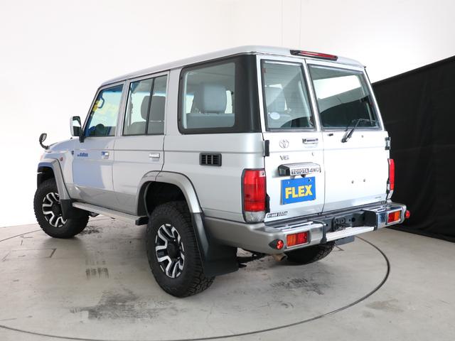 ランドクルーザー70 再販76 シルバーメタリックカラー 再再販70純正ホイール 新品ジオランダーX-ATタイヤ フロアマット 前後デフロック カロッツェリア製7インチナビ バックカメラ ETC フォグランプ 寒冷地仕様(35枚目)