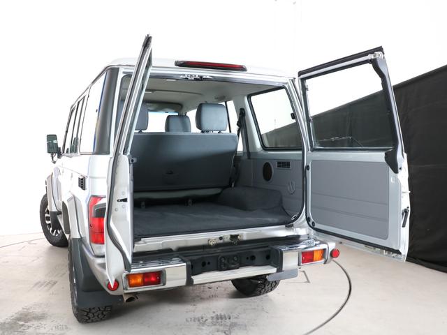 ランドクルーザー70 再販76 シルバーメタリックカラー 再再販70純正ホイール 新品ジオランダーX-ATタイヤ フロアマット 前後デフロック カロッツェリア製7インチナビ バックカメラ ETC フォグランプ 寒冷地仕様(38枚目)