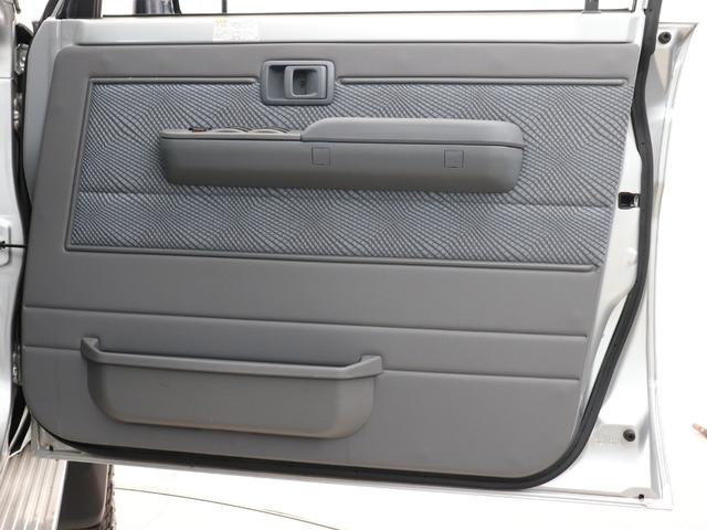 ランドクルーザー70 再販76 シルバーメタリックカラー 再再販70純正ホイール 新品ジオランダーX-ATタイヤ フロアマット 前後デフロック カロッツェリア製7インチナビ バックカメラ ETC フォグランプ 寒冷地仕様(51枚目)