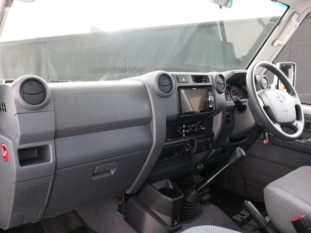 ランドクルーザー70 再販76 シルバーメタリックカラー 再再販70純正ホイール 新品ジオランダーX-ATタイヤ フロアマット 前後デフロック カロッツェリア製7インチナビ バックカメラ ETC フォグランプ 寒冷地仕様(57枚目)