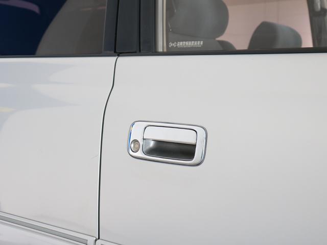 ランドクルーザー８０ 　下取り車　ハイリフト　後期型　新品ジオＭＴタイヤ　社外１６インチＡＷ　カロッツェリア製７インチナビ　ＥＴＣ　ウッドシフトノブ　ウッドステアリング　新品フロントグリル　新品３色テールランプ　サンルーフ（31枚目）