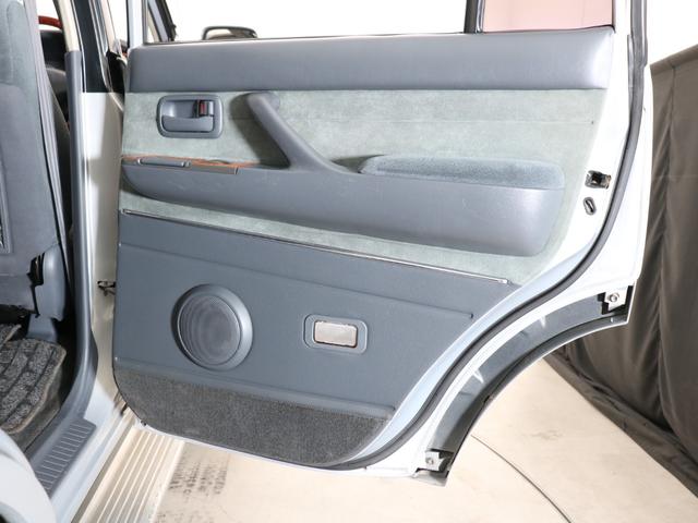 ランドクルーザー８０ 　下取り車　ハイリフト　後期型　新品ジオＭＴタイヤ　社外１６インチＡＷ　カロッツェリア製７インチナビ　ＥＴＣ　ウッドシフトノブ　ウッドステアリング　新品フロントグリル　新品３色テールランプ　サンルーフ（53枚目）