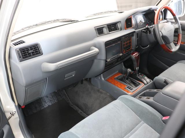 ランドクルーザー８０ 　下取り車　ハイリフト　後期型　新品ジオＭＴタイヤ　社外１６インチＡＷ　カロッツェリア製７インチナビ　ＥＴＣ　ウッドシフトノブ　ウッドステアリング　新品フロントグリル　新品３色テールランプ　サンルーフ（56枚目）