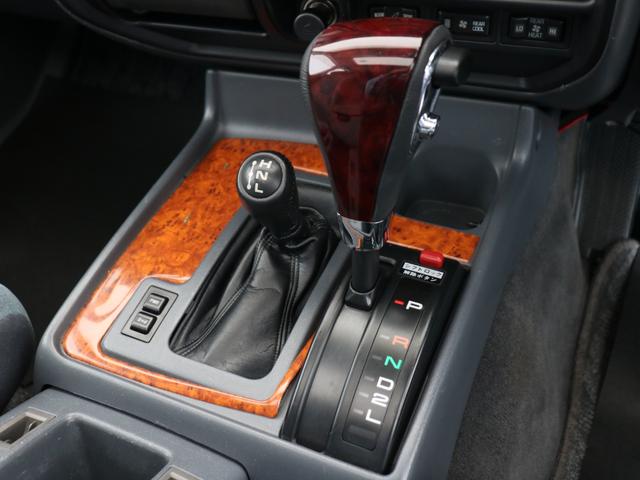 ランドクルーザー８０ 　下取り車　ハイリフト　後期型　新品ジオＭＴタイヤ　社外１６インチＡＷ　カロッツェリア製７インチナビ　ＥＴＣ　ウッドシフトノブ　ウッドステアリング　新品フロントグリル　新品３色テールランプ　サンルーフ（58枚目）