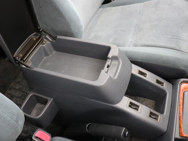 ランドクルーザー８０ 　下取り車　ハイリフト　後期型　新品ジオＭＴタイヤ　社外１６インチＡＷ　カロッツェリア製７インチナビ　ＥＴＣ　ウッドシフトノブ　ウッドステアリング　新品フロントグリル　新品３色テールランプ　サンルーフ（61枚目）