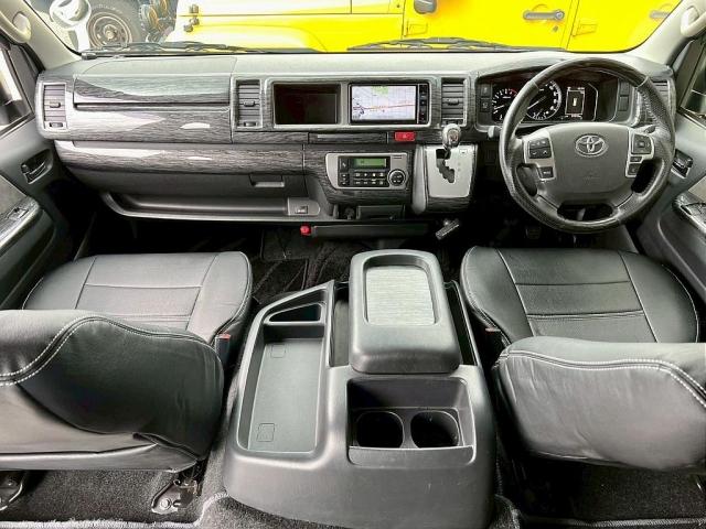 ハイエースワゴン ＧＬ　１０人乗り３ナンバー登録　ガソリン４ＷＤ　寒冷地仕様　寒冷地仕様　１７インチＡＷ　ナビ　後席モニター　前後ドライブレコーダー　フルフラットベッド展開　サイドテーブル　床張り施工（2枚目）