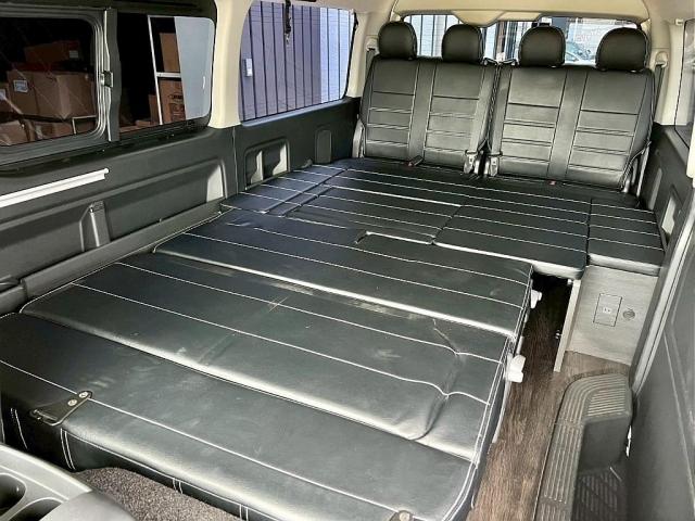 ハイエースワゴン ＧＬ　１０人乗り３ナンバー登録　ガソリン４ＷＤ　寒冷地仕様　寒冷地仕様　１７インチＡＷ　ナビ　後席モニター　前後ドライブレコーダー　フルフラットベッド展開　サイドテーブル　床張り施工（3枚目）