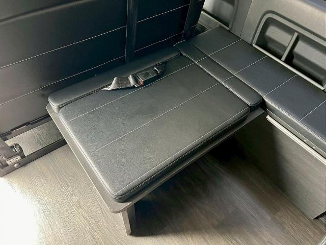 ハイエースワゴン ＧＬ　１０人乗り３ナンバー登録　ガソリン４ＷＤ　寒冷地仕様　寒冷地仕様　１７インチＡＷ　ナビ　後席モニター　前後ドライブレコーダー　フルフラットベッド展開　サイドテーブル　床張り施工（16枚目）