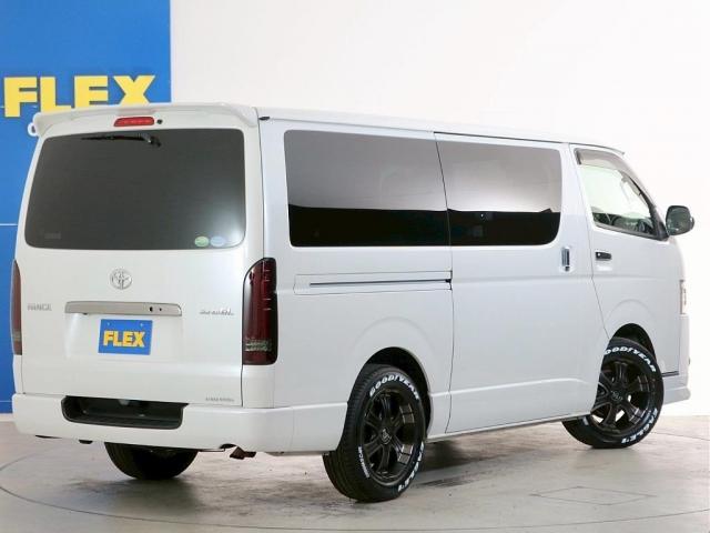 ハイエースバン スーパーＧＬ　ダークプライムＩＩ　５人乗り４ナンバー登録　ガソリン２ＷＤ　ＬＥＤテールランプ　１７インチアルミホイール　純正メモリーナビ　ドラレコ　ＥＴＣ２．０　自動防眩ミラー　ベッドキット　ダークプライムＩＩ（5枚目）