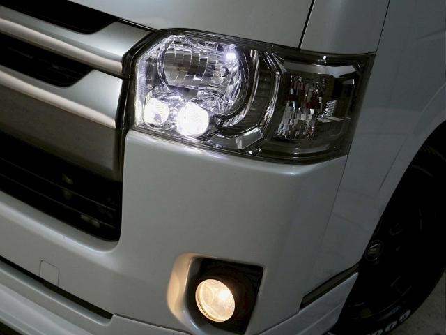 ハイエースバン スーパーＧＬ　ダークプライムＩＩ　５人乗り４ナンバー登録　ガソリン２ＷＤ　ＬＥＤテールランプ　１７インチアルミホイール　純正メモリーナビ　ドラレコ　ＥＴＣ２．０　自動防眩ミラー　ベッドキット　ダークプライムＩＩ（9枚目）
