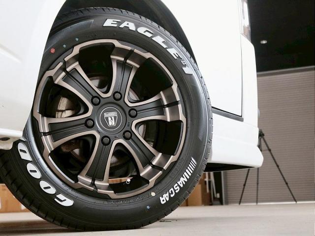 ハイエースバン スーパーＧＬ　ダークプライムＩＩ　５人乗り４ナンバー登録　ガソリン２ＷＤ　ＬＥＤテールランプ　１７インチアルミホイール　純正メモリーナビ　ドラレコ　ＥＴＣ２．０　自動防眩ミラー　ベッドキット　ダークプライムＩＩ（11枚目）