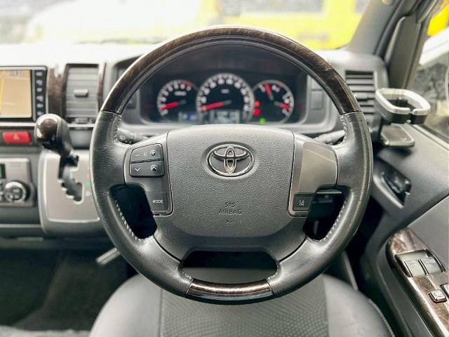ハイエースバン スーパーＧＬ　ダークプライムＩＩ　５人乗り４ナンバー登録　ガソリン２ＷＤ　ＬＥＤテールランプ　１７インチアルミホイール　純正メモリーナビ　ドラレコ　ＥＴＣ２．０　自動防眩ミラー　ベッドキット　ダークプライムＩＩ（15枚目）