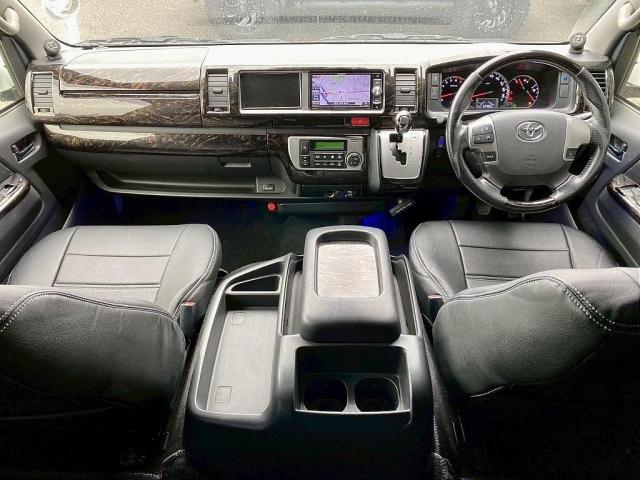 ハイエースワゴン ＧＬ　１０人乗り３ナンバー登録　ガソリン２ＷＤ　内装アレンジＲ１　ローダウン　１７インチアルミホイール　ナビ　サブモニター　後席モニター　ＥＴＣ　ベッドキット　脱着式センターテーブル　床張り施工（2枚目）