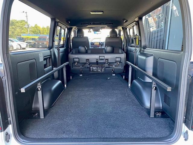 ハイエースバン スーパーGL ダークプライムII 5人乗り4ナンバー登録 ディーゼルターボ4WD 寒冷地仕様 16インチアルミホイール LEDテールランプ ドライブレコーダー デジタルインナーミラー ベッドキット ダークプライムII(18枚目)