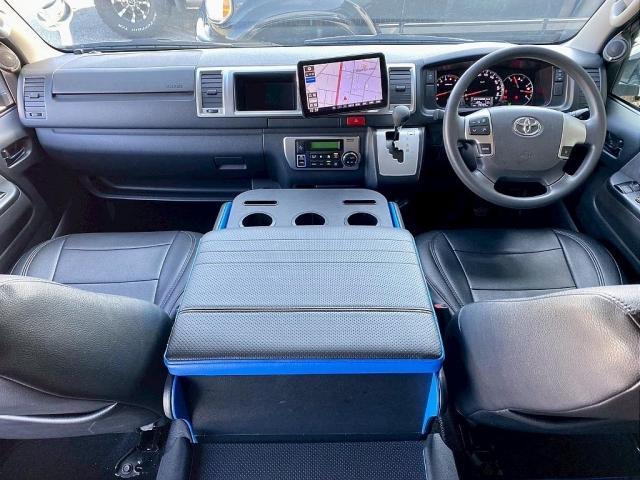 ハイエースワゴン ＧＬ　１０人乗り３ナンバー登録　ガソリン２ＷＤ　ローダウン　フロントスポイラー　１７インチアルミホイール　ベッドキット　床張り施工　９インチフローティングナビ　後席モニター　ＥＴＣ２．０（3枚目）