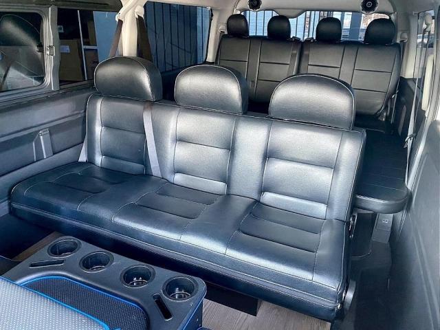 ハイエースワゴン ＧＬ　１０人乗り３ナンバー登録　ガソリン２ＷＤ　ローダウン　フロントスポイラー　１７インチアルミホイール　ベッドキット　床張り施工　９インチフローティングナビ　後席モニター　ＥＴＣ２．０（4枚目）