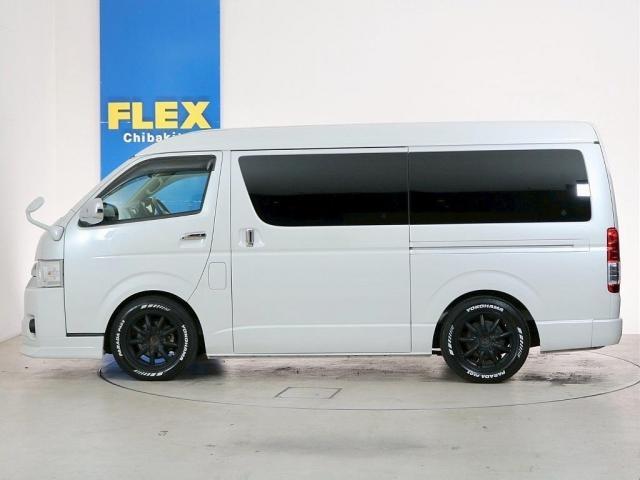ハイエースワゴン ＧＬ　１０人乗り３ナンバー登録　ガソリン２ＷＤ　ローダウン　フロントスポイラー　１７インチアルミホイール　ベッドキット　床張り施工　９インチフローティングナビ　後席モニター　ＥＴＣ２．０（7枚目）