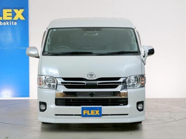 ハイエースワゴン ＧＬ　１０人乗り３ナンバー登録　ガソリン２ＷＤ　ローダウン　フロントスポイラー　１７インチアルミホイール　ベッドキット　床張り施工　９インチフローティングナビ　後席モニター　ＥＴＣ２．０（9枚目）