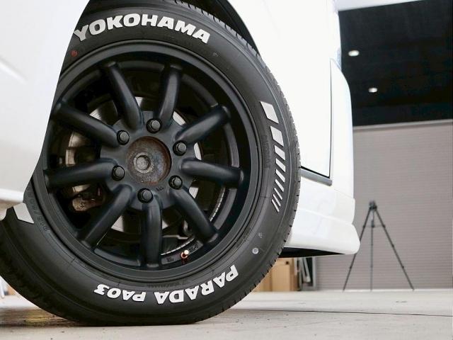 ハイエースワゴン ＧＬ　１０人乗り３ナンバー登録　ガソリン２ＷＤ　ローダウン　フロントスポイラー　１７インチアルミホイール　ベッドキット　床張り施工　９インチフローティングナビ　後席モニター　ＥＴＣ２．０（11枚目）