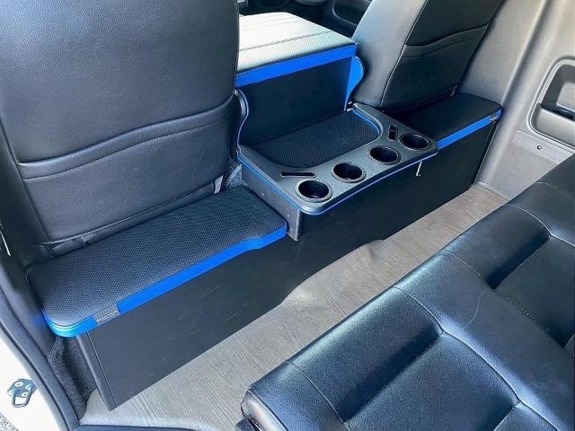 ハイエースワゴン ＧＬ　１０人乗り３ナンバー登録　ガソリン２ＷＤ　ローダウン　フロントスポイラー　１７インチアルミホイール　ベッドキット　床張り施工　９インチフローティングナビ　後席モニター　ＥＴＣ２．０（15枚目）