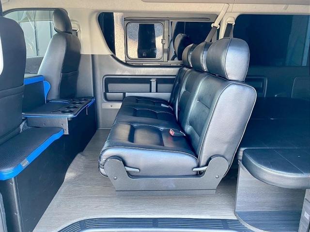 ハイエースワゴン ＧＬ　１０人乗り３ナンバー登録　ガソリン２ＷＤ　ローダウン　フロントスポイラー　１７インチアルミホイール　ベッドキット　床張り施工　９インチフローティングナビ　後席モニター　ＥＴＣ２．０（16枚目）