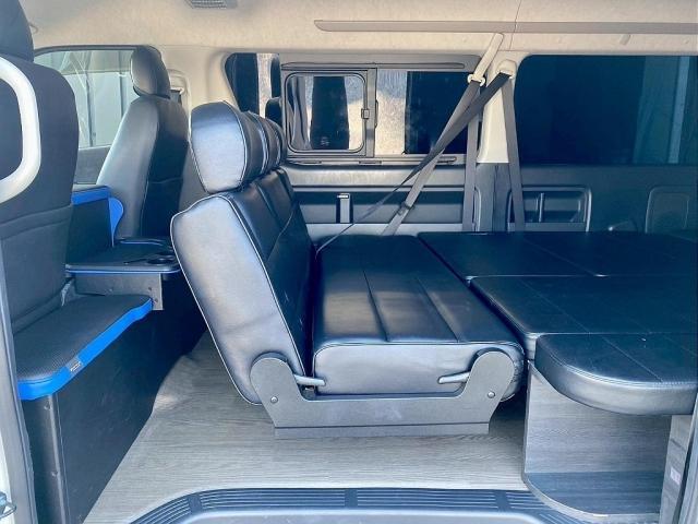 ハイエースワゴン ＧＬ　１０人乗り３ナンバー登録　ガソリン２ＷＤ　ローダウン　フロントスポイラー　１７インチアルミホイール　ベッドキット　床張り施工　９インチフローティングナビ　後席モニター　ＥＴＣ２．０（17枚目）