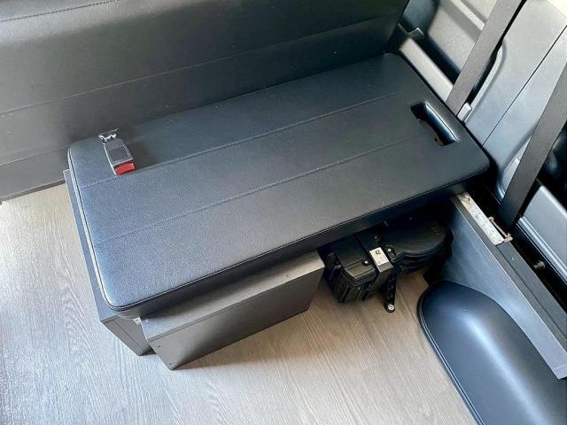 ハイエースワゴン ＧＬ　１０人乗り３ナンバー登録　ガソリン２ＷＤ　ローダウン　フロントスポイラー　１７インチアルミホイール　ベッドキット　床張り施工　９インチフローティングナビ　後席モニター　ＥＴＣ２．０（19枚目）