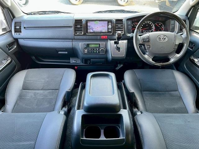 ハイエースバン スーパーGL ダークプライムII 5人乗り4ナンバー登録 ディーゼルターボ2WD FLEX内装アレンジVer4 50mmローダウン 17インチアルミホイール ナビ 後席モニター ベッドキット 床張り施工 両側パワースライドドア(3枚目)