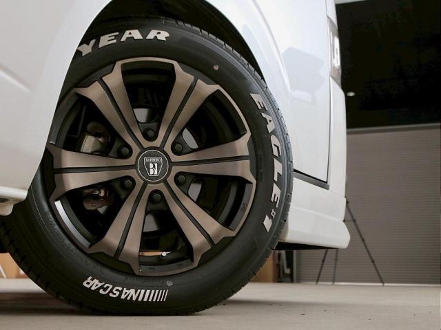 ハイエースバン スーパーGL ダークプライムII 5人乗り4ナンバー登録 ディーゼルターボ2WD FLEX内装アレンジVer4 50mmローダウン 17インチアルミホイール ナビ 後席モニター ベッドキット 床張り施工 両側パワースライドドア(19枚目)