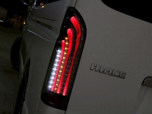 ハイエースバン スーパーGL ダークプライムII 5人乗り4ナンバー登録 ディーゼルターボ2WD FLEX内装アレンジVer4 50mmローダウン 17インチアルミホイール ナビ 後席モニター ベッドキット 床張り施工 両側パワースライドドア(21枚目)