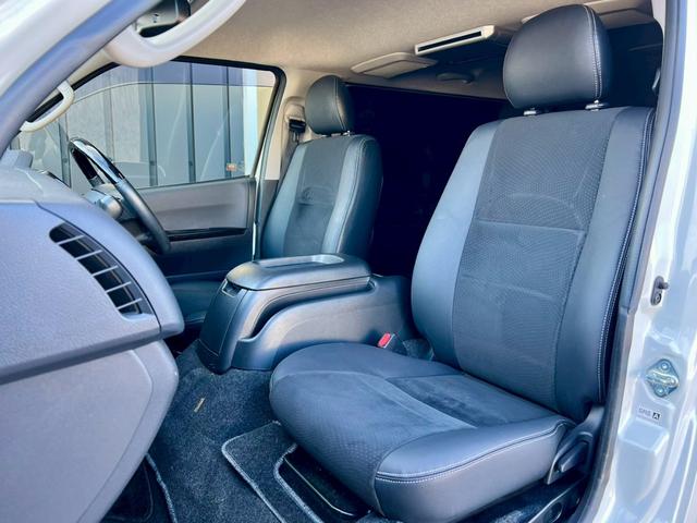 ハイエースバン スーパーGL ダークプライムII 5人乗り4ナンバー登録 ディーゼルターボ2WD FLEX内装アレンジVer4 50mmローダウン 17インチアルミホイール ナビ 後席モニター ベッドキット 床張り施工 両側パワースライドドア(22枚目)