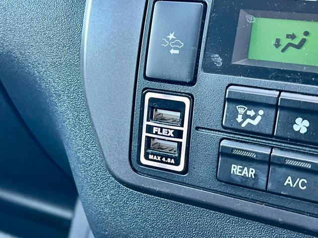 ハイエースバン スーパーGL ダークプライムII 5人乗り4ナンバー登録 ディーゼルターボ2WD FLEX内装アレンジVer4 50mmローダウン 17インチアルミホイール ナビ 後席モニター ベッドキット 床張り施工 両側パワースライドドア(28枚目)