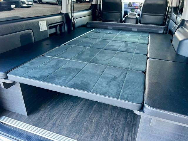 ハイエースバン スーパーGL ダークプライムII 5人乗り4ナンバー登録 ディーゼルターボ2WD FLEX内装アレンジVer4 50mmローダウン 17インチアルミホイール ナビ 後席モニター ベッドキット 床張り施工 両側パワースライドドア(35枚目)