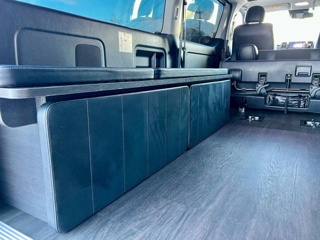 ハイエースバン スーパーGL ダークプライムII 5人乗り4ナンバー登録 ディーゼルターボ2WD FLEX内装アレンジVer4 50mmローダウン 17インチアルミホイール ナビ 後席モニター ベッドキット 床張り施工 両側パワースライドドア(37枚目)