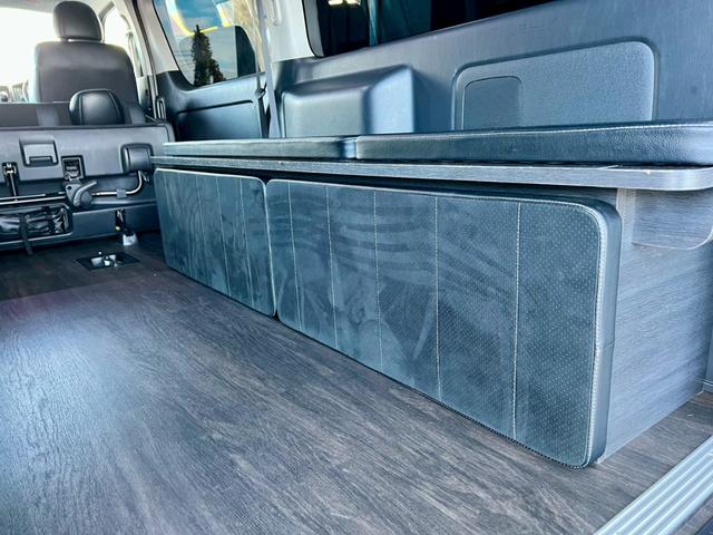 ハイエースバン スーパーGL ダークプライムII 5人乗り4ナンバー登録 ディーゼルターボ2WD FLEX内装アレンジVer4 50mmローダウン 17インチアルミホイール ナビ 後席モニター ベッドキット 床張り施工 両側パワースライドドア(38枚目)