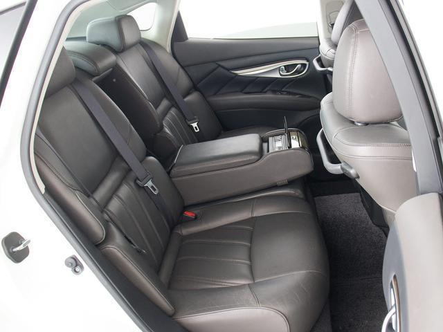 フーガハイブリッド ＶＩＰ　（禁煙車）（後期型）（アラウンドビュー）（障害物センサー）（インテリジェントクルーズ）（エマージェンシーブレーキ）（黒本革）（後席コントロールパネル）（オットマン）（ＬＥＤヘッドライト）（ＨＤＤナビ）（25枚目）