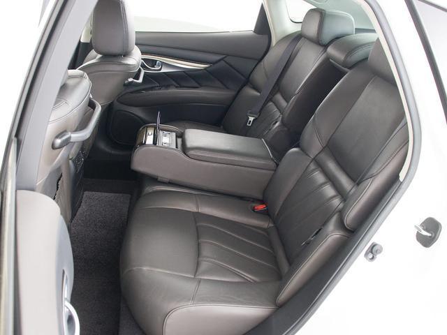 フーガハイブリッド ＶＩＰ　（禁煙車）（後期型）（アラウンドビュー）（障害物センサー）（インテリジェントクルーズ）（エマージェンシーブレーキ）（黒本革）（後席コントロールパネル）（オットマン）（ＬＥＤヘッドライト）（ＨＤＤナビ）（26枚目）