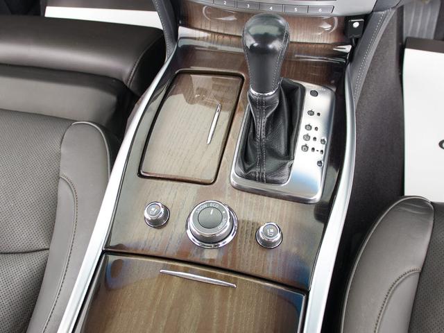 フーガハイブリッド ＶＩＰ　（禁煙車）（ＢＯＳＥサウンドスピーカー）（アラウンドビュー）（インテリジェントクルーズ）（エマージェンシーブレーキ）（ＢＳＷ）（クリアランスソナー）（黒本革）（後席コントロールパネル）（冷暖房シート）（10枚目）