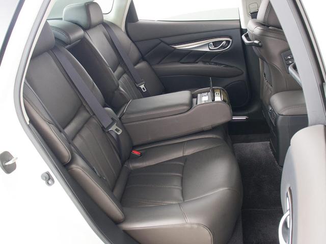 フーガハイブリッド ＶＩＰ　（禁煙車）（ＢＯＳＥサウンドスピーカー）（アラウンドビュー）（インテリジェントクルーズ）（エマージェンシーブレーキ）（ＢＳＷ）（クリアランスソナー）（黒本革）（後席コントロールパネル）（冷暖房シート）（27枚目）
