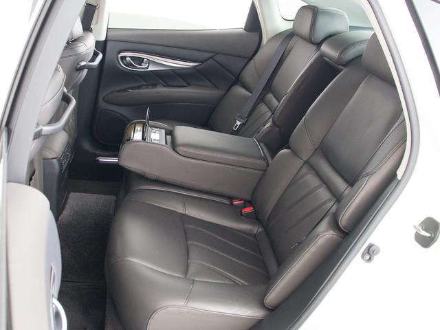 フーガハイブリッド ＶＩＰ　（禁煙車）（ＢＯＳＥサウンドスピーカー）（アラウンドビュー）（インテリジェントクルーズ）（エマージェンシーブレーキ）（ＢＳＷ）（クリアランスソナー）（黒本革）（後席コントロールパネル）（冷暖房シート）（28枚目）