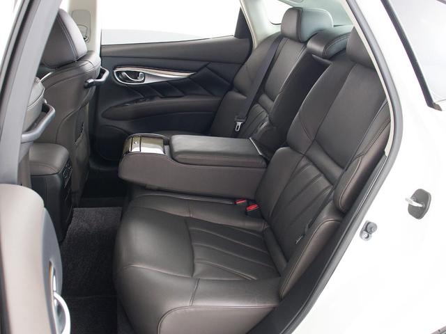 フーガハイブリッド ＶＩＰ　（禁煙車）（後期型）（ＴＥＩＮ車高調）（アラウンドビュー）（インテリジェントクルーズ）（エマージェンシーブレーキ）（クリアランスソナー）（黒本革）（助手席オットマン）（後席コントロールパネル）（32枚目）