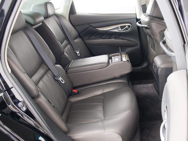 フーガハイブリッド ＶＩＰ　（禁煙車）（後期型）（アラウンドビュー）（１８インチＡＷ）（インテリジェントクルーズ）（エマージェンシーブレーキ）（障害物センサー）（黒本革）（冷暖房シート）（後席コントロールパネル）（オットマン）（30枚目）