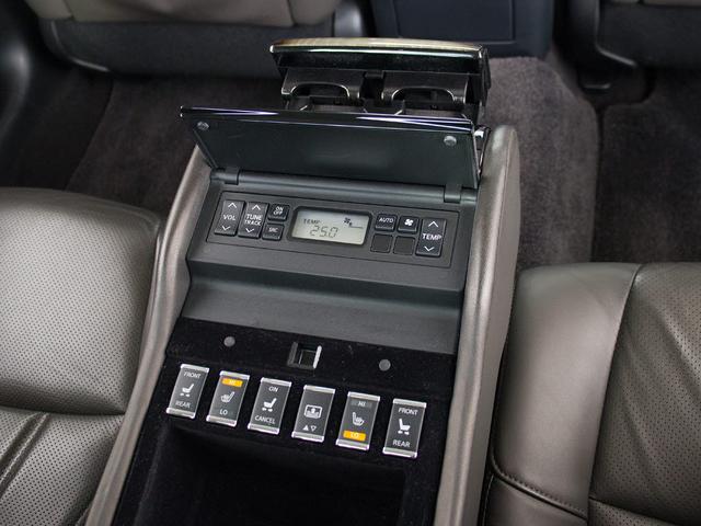 シーマ ハイブリッド VIP (禁煙車)(法人ワンオーナー)(サンルーフ)(BOSEサウンドスピーカー)(インテリジェントクルーズ)(エマージェンシーブレーキ)(黒本革)(オットマン)(後席コントロールパネル)(冷暖房シート)(10枚目)