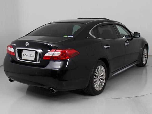 シーマ ハイブリッド VIP (禁煙車)(法人ワンオーナー)(サンルーフ)(BOSEサウンドスピーカー)(インテリジェントクルーズ)(エマージェンシーブレーキ)(黒本革)(オットマン)(後席コントロールパネル)(冷暖房シート)(17枚目)